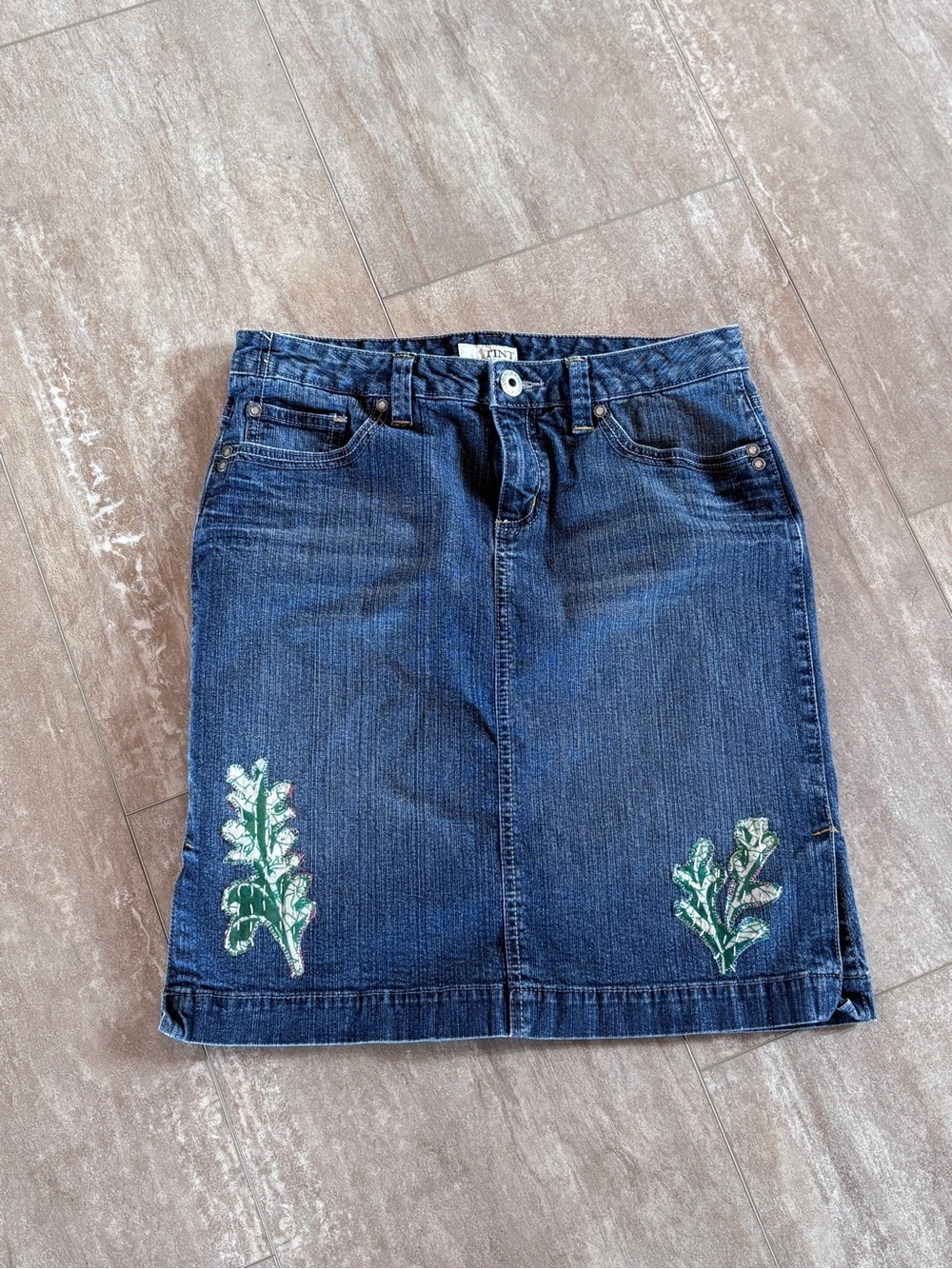 Vintage-Inspired Dark Blue Denim Skirt with Green Embroidered Detail